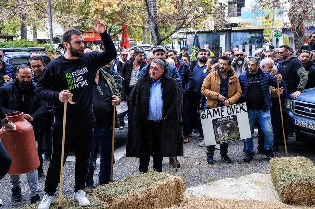 Ρητορική πληρωμών απέναντι στα “μπλόκα” – Τι υπόσχεται η κυβέρνηση