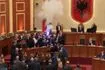 Χάος στο κοινοβούλιο της Αλβανίας – Πέταξαν νερό στον πρόεδρο