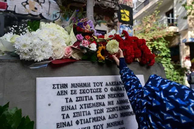 Αλέξανδρος Γρηγορόπουλος: Πολίτες αφήνουν λουλούδια στο μνημείο του στα Εξάρχεια