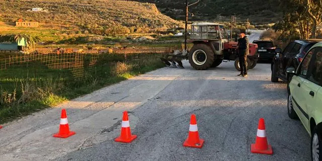 Αμοργός: Αγρότης έστησε μπλόκο μόνος του – Έκλεισε δρόμο με το τρακτέρ του