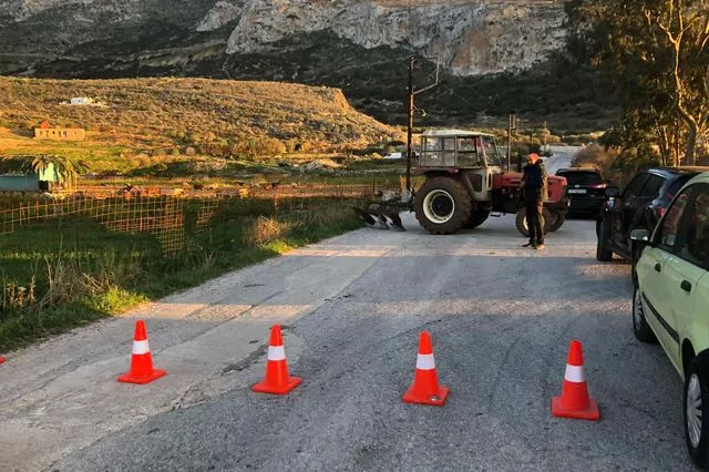Αμοργός: Αγρότης έστησε μπλόκο μόνος του – Έκλεισε δρόμο με το τρακτέρ του