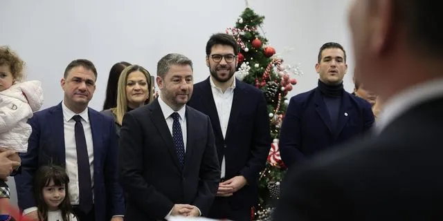 Πρωτοχρονιάτικα κάλαντα στον Νίκο Ανδρουλάκη από την αδελφότητα Κεφαλληνίων και Ιθακησίων Πειραιά