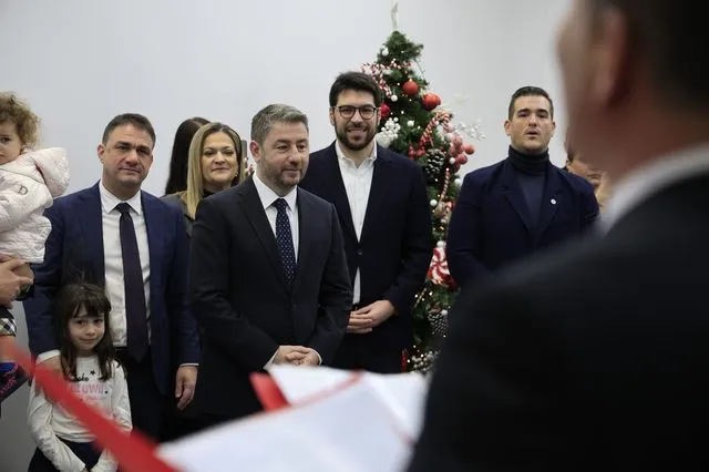 Πρωτοχρονιάτικα κάλαντα στον Νίκο Ανδρουλάκη από την αδελφότητα Κεφαλληνίων και Ιθακησίων Πειραιά