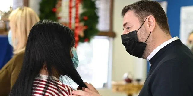 Ανδρουλάκης στη “Φλόγα”: Χρέος της Πολιτείας η στήριξη της ανθρωπιάς