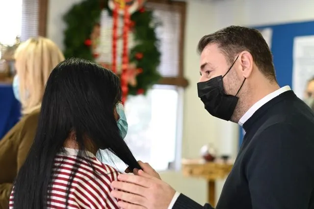 Ανδρουλάκης στη “Φλόγα”: Χρέος της Πολιτείας η στήριξη της ανθρωπιάς