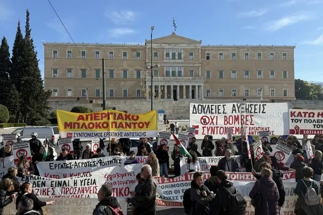 Πλήθος κόσμου στην απεργιακή κινητοποίηση στο Σύνταγμα