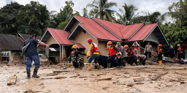 Πλημμύρες στην Ασία: Μια “ανάσα” από τους 1.000 οι νεκροί – Αγωνία για τους εγκλωβισμένους
