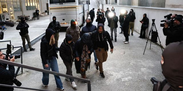 Οι συλληφθέντες οδηγούνται στο κτήριο της Ευρωπαϊκής Εισαγγελίας