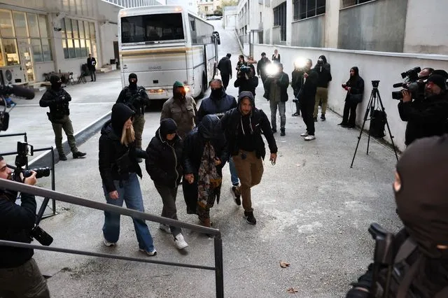 Οι συλληφθέντες οδηγούνται στο κτήριο της Ευρωπαϊκής Εισαγγελίας