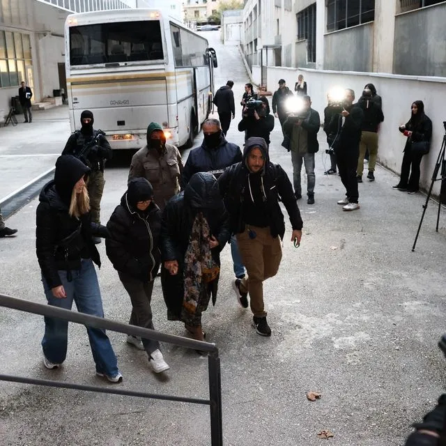 Οι συλληφθέντες οδηγούνται στο κτήριο της Ευρωπαϊκής Εισαγγελίας