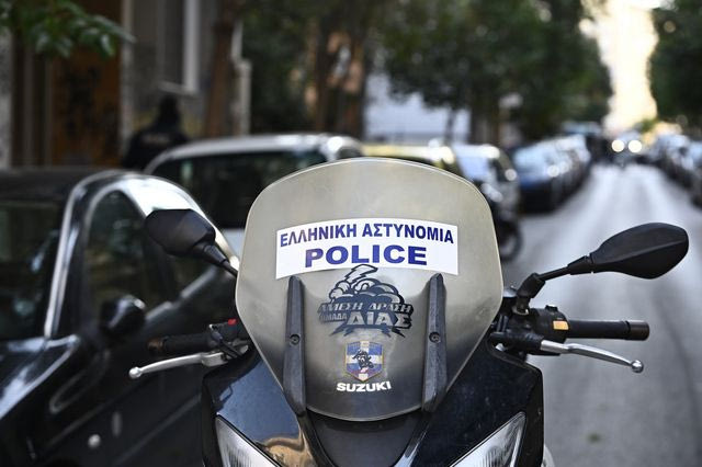 Εντοπίστηκαν πιστόλια φωτοβολίδων και κρότου σε φρεάτιο του Αστυνομικού Τμήματος Κυψέλης