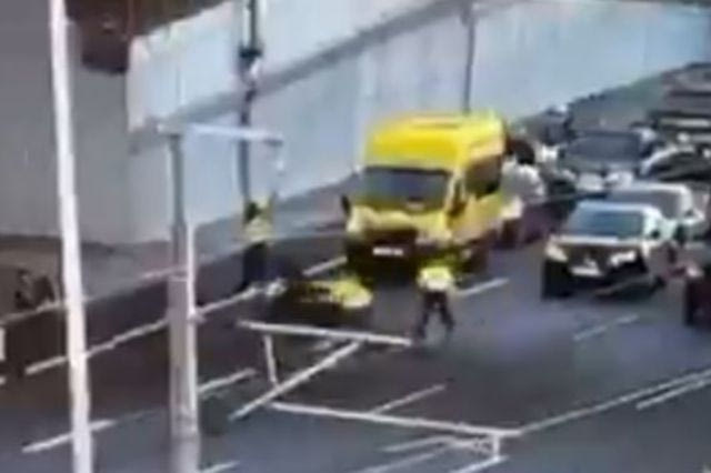 Αττική Οδός: Οδηγός μηχανής επιχείρησε να διαφύγει από έλεγχο και παρέσυρε τροχονόμο