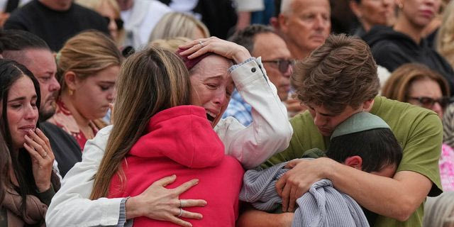 Επίθεση στο Σίδνεϊ: Επανεξετάζεται η υπηρεσία πληροφοριών, ενώ η χώρα πενθεί