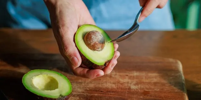 Το avocado hand στέλνει κόσμο στα επείγοντα – Ένας γιατρός εξηγεί τι συμβαίνει