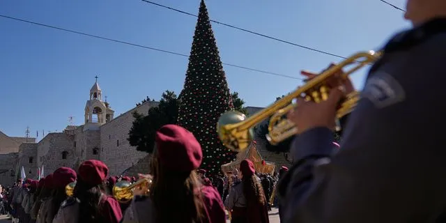 Παλαιστινιακές ομάδες προσκόπων παρελαύνουν στην πλατεία Manger κοντά στην Εκκλησία της Γέννησης