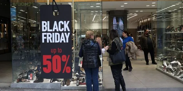 Καταναλωτές στην Black Friday
