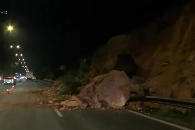 Κλειστή η Λεωφόρος Αθηνών στο Χαϊδάρι λόγω πτώσης βράχων