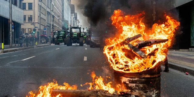 Βρυξέλλες: Η αστυνομία έπνιξε τους αγρότες στα δακρυγόνα