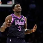 NBA: Οι Τίμπεργουλβς νίκησαν με καθοριστικό Έντουαρτς, τρίτη σερί ήττα για τους Μπακς