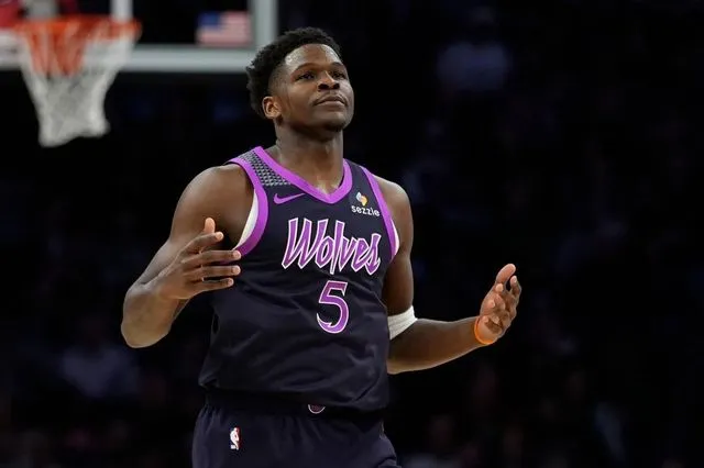 NBA: Οι Τίμπεργουλβς νίκησαν με καθοριστικό Έντουαρτς, τρίτη σερί ήττα για τους Μπακς