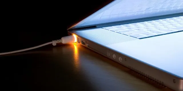 Το Νο1 λάθος που κάνουμε όλοι και καταστρέφει τα laptop και τα κινητά