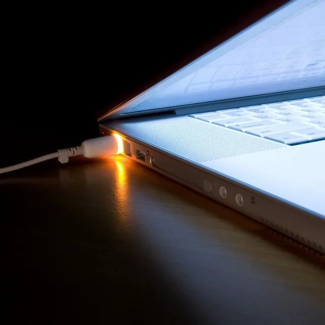 Το Νο1 λάθος που κάνουμε όλοι και καταστρέφει τα laptop και τα κινητά