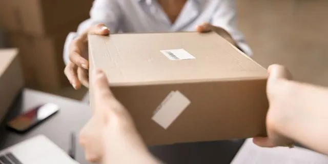 ACS – Skroutz Last Mile: Τι φέρνει η συνεργασία ενοποίησης δικτύων παραλαβής δεμάτων