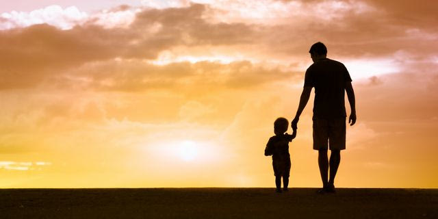 Φιγούρες πατέρα και γιου στην παραλία