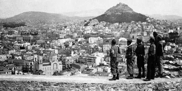 Τα μέλη της Ειδικής Ναυτικής Υπηρεσίας (Special Boat Service) ήταν τα πρώτα βρετανικά στρατεύματα που εισέβαλαν στην Αθήνα