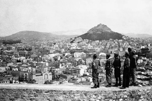 Τα μέλη της Ειδικής Ναυτικής Υπηρεσίας (Special Boat Service) ήταν τα πρώτα βρετανικά στρατεύματα που εισέβαλαν στην Αθήνα