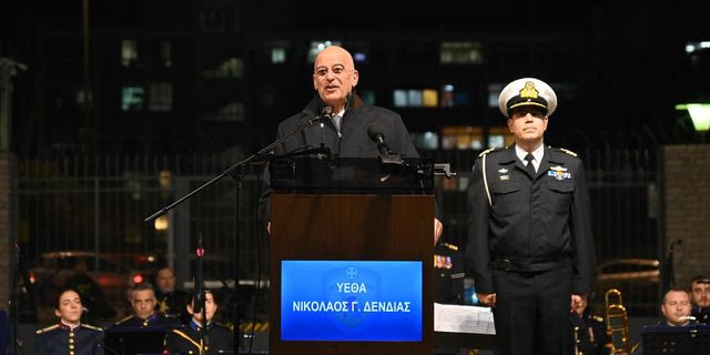 Ο Νίκος Δένδιας στην φωταγώγηση του χριστουγεννιάτικου δέντρου στο Υπουργείο Εθνικής Άμυνας