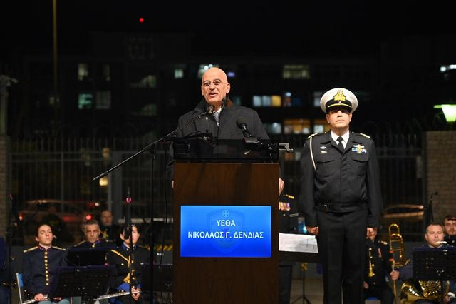 Ο Νίκος Δένδιας στην φωταγώγηση του χριστουγεννιάτικου δέντρου στο Υπουργείο Εθνικής Άμυνας