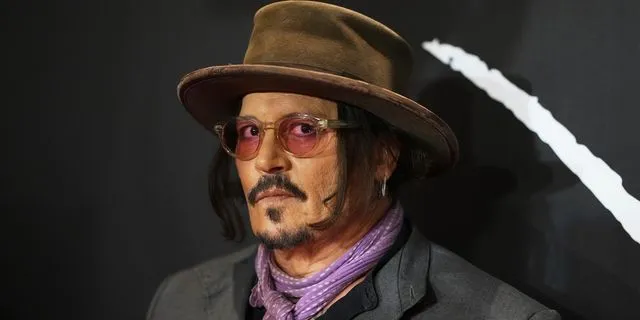 “Ebenezer: A Christmas Carol”: Ο Τζόνι Ντεπ επιστρέφει στο Χόλιγουντ ως Σκρουτζ