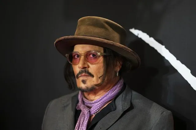 “Ebenezer: A Christmas Carol”: Ο Τζόνι Ντεπ επιστρέφει στο Χόλιγουντ ως Σκρουτζ