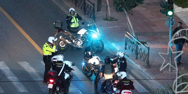 Κομφούζιο στη Β. Σοφίας μετά από τροχαίο – Φορτηγάκι συγκρούστηκε με μηχανή