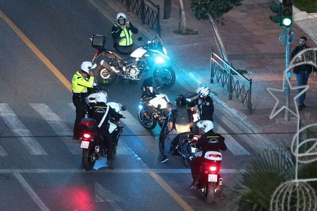 Κομφούζιο στη Β. Σοφίας μετά από τροχαίο – Φορτηγάκι συγκρούστηκε με μηχανή