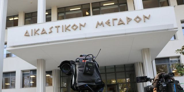 Τέμπη: Οδύσσεια συγγενών για τη δίκη – “Μας άφησαν οι αγρότες να περάσουμε, μας εμπόδισε η ΕΛ.ΑΣ”