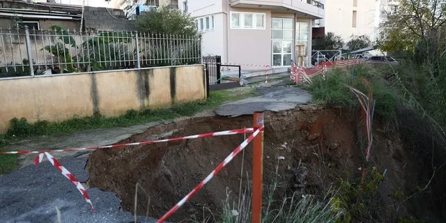 Σε κατάσταση έκτακτης ανάγκης ο δήμος Αγίου Δημητρίου – “Κρατήρας” 5 μέτρων από την κακοκαιρία