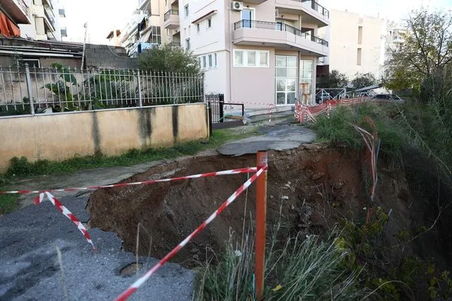 Σε κατάσταση έκτακτης ανάγκης ο δήμος Αγίου Δημητρίου – “Κρατήρας” 5 μέτρων από την κακοκαιρία