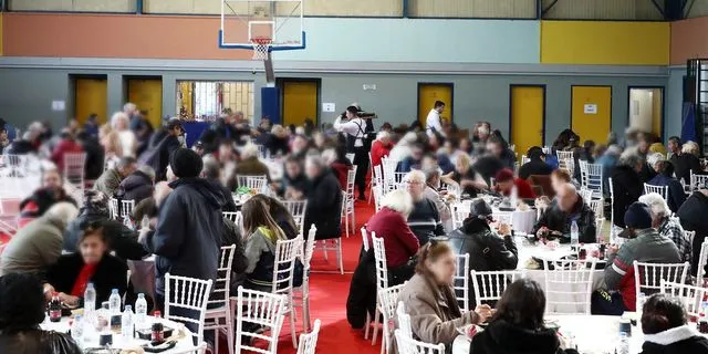 Χριστουγεννιάτικο Γεύμα Αγάπης από τον Δήμο Αθηναίων στο Κλειστό Γήπεδο Μπάσκετ Ρουφ