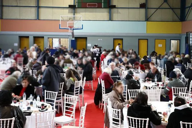 Χριστουγεννιάτικο Γεύμα Αγάπης από τον Δήμο Αθηναίων στο Κλειστό Γήπεδο Μπάσκετ Ρουφ