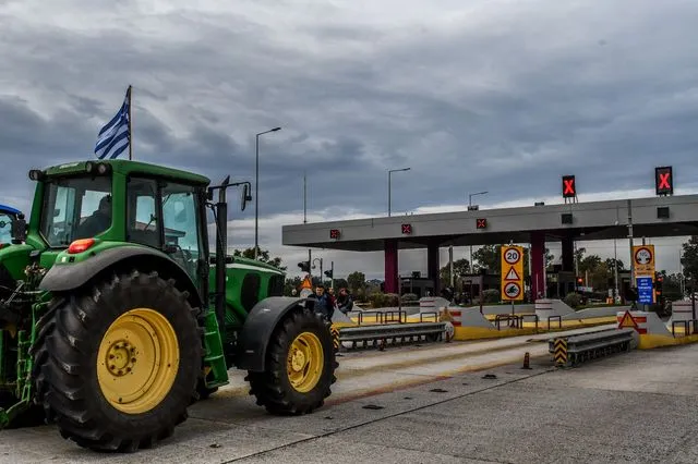 Αγρότες ανοίγουν τις μπάρες των διοδίων