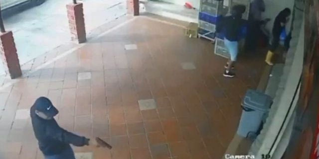 Η στιγμή της εκτέλεσης του ποδοσφαιριστή της Μπαρτσελόνα Σπόρτινγκ Κλαμπ