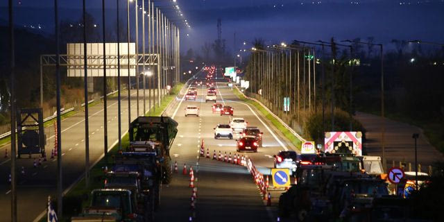 Αμετακίνητοι στα μπλόκα οι αγρότες – Σημειωτόν η επιστροφή των εκδρομέων