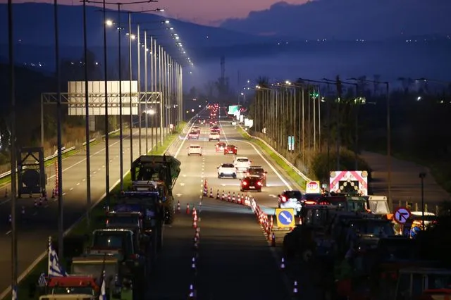 Αμετακίνητοι στα μπλόκα οι αγρότες – Σημειωτόν η επιστροφή των εκδρομέων