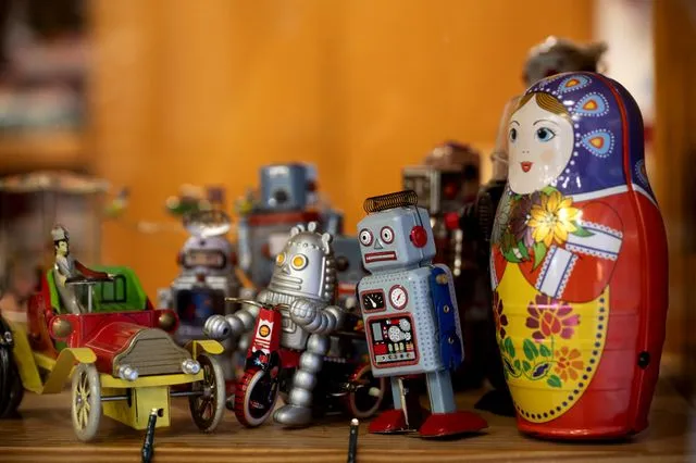 Μπήκαμε στο παλαιότερο παιχνιδάδικο της Ελλάδας. Ο Δαμίγος έκλεισε 100 χρόνια ζωής