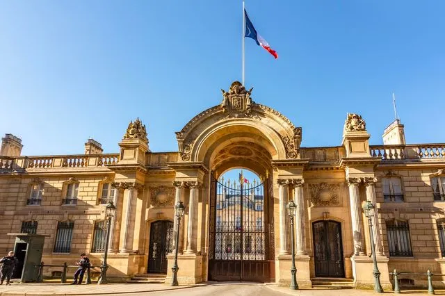 Υπάλληλος του Παλατιού των Ηλυσίων κατηγορείται για κλοπή αξίας έως 40.000 ευρώ