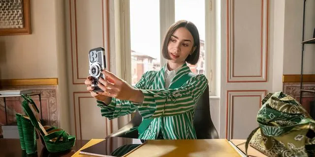 Η Λίλι Κόλινς ως Έμιλι Κούπερ στη σειρά "Emily in Paris"