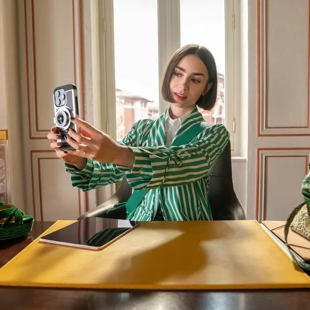 Η Λίλι Κόλινς ως Έμιλι Κούπερ στη σειρά "Emily in Paris"