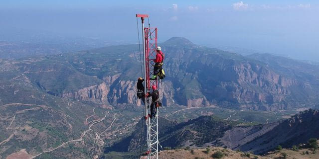 Κρεμασμένοι στα 100 μέτρα: Οι άνθρωποι που δουλεύουν εκεί που οι άλλοι ζαλίζονται